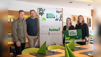 Bereiten die kulinarische Reise durch Hof &amp; Heimat vor (v.l.n.r): Dominique Kirchhoff<br>(Gasthaus Kirchhoff), Heiko Böddeker (GfW, Regionalmarke Kulturland), Lina Schlieper<br>(Öko-Modellregion Kreis Höxter) und Sabrina Kirchhoff (Gasthaus Kirchhoff) (Foto: i.jansen gfw hoexter)