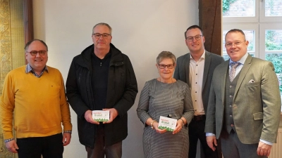 Übergabe der Hauptgewinne (v.l.): Werbering-Vorsitzender Rainer Schäfers, Hubertus Schmidt, Marion Tschirschwitz, Werbering-Geschäftsführer Alexander Kleinschmidt und Bernhard Fischer vom Werberingvorstand. (Foto: Stadt Brakel)