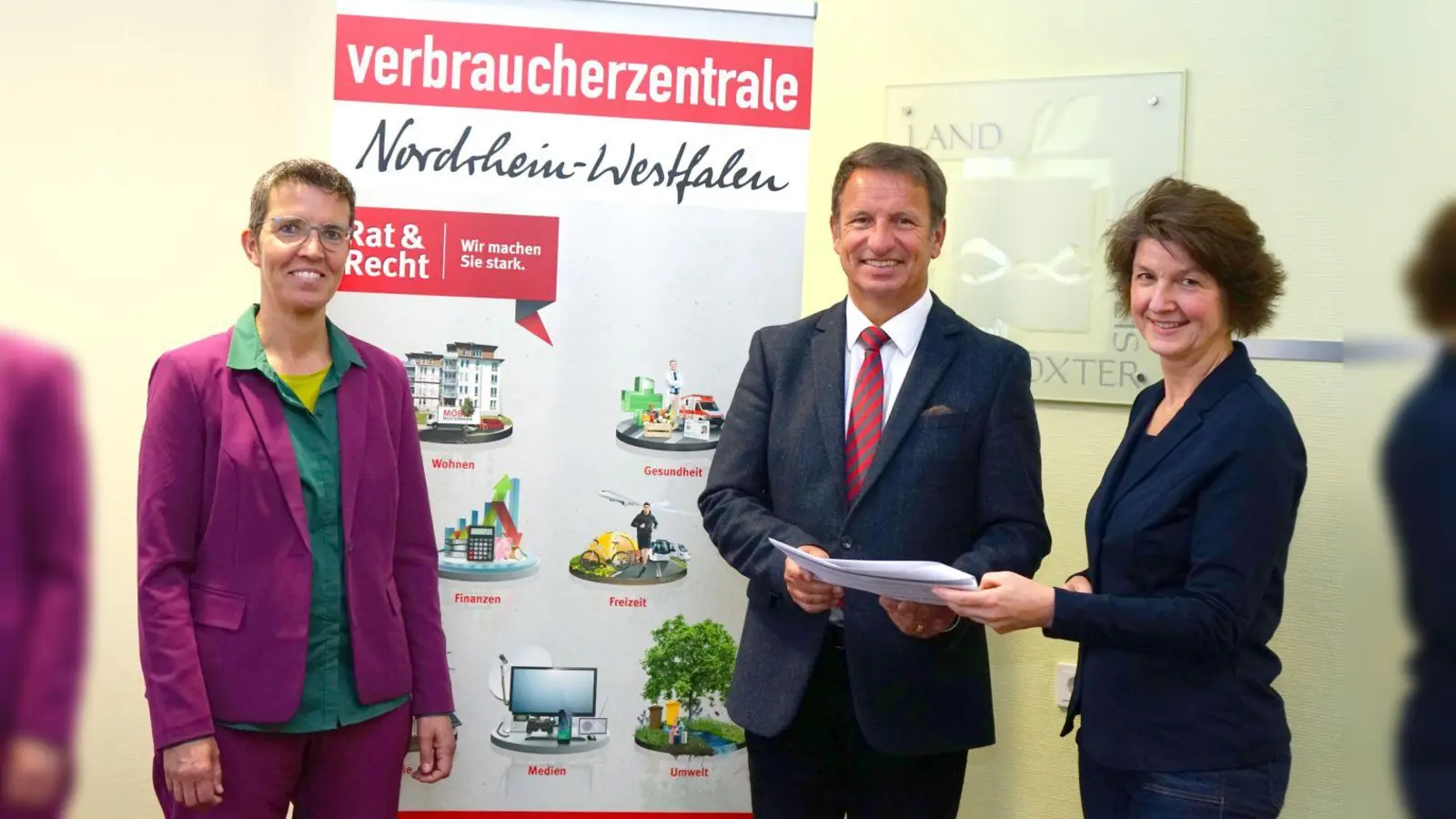 Marle Kopf (l.), Regionalleiterin der Verbraucherzentrale NRW, Landrat Michael Stickeln und Standortleiterin Ute Delimat. (Foto: Kreis Höxter)