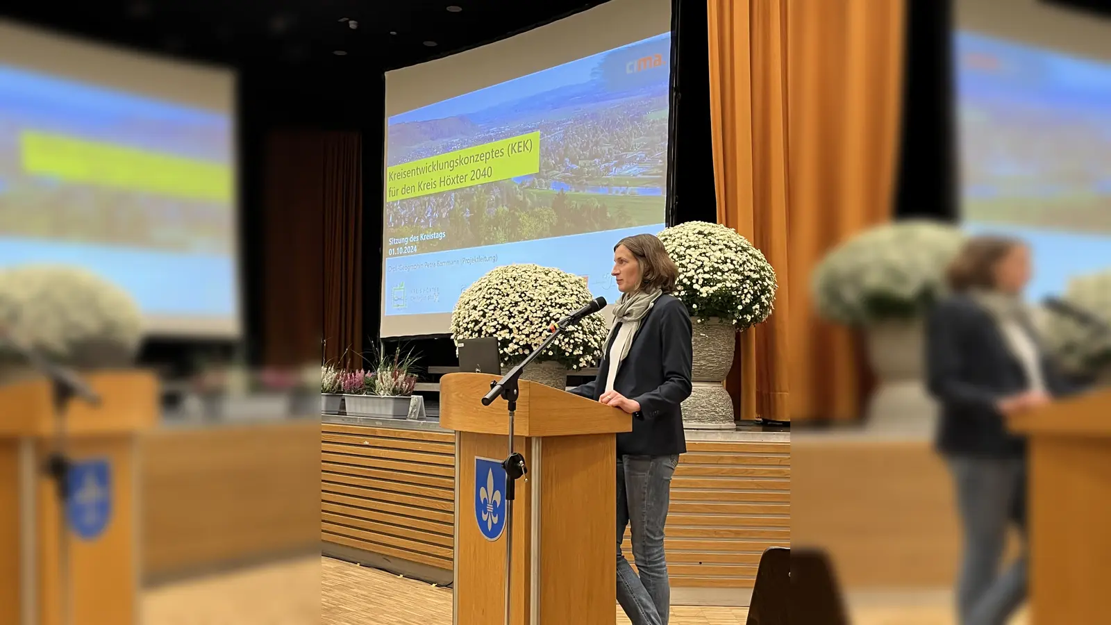 Diplom-Geographin Petra Bammann von der CIMA Beratung + Management GmbH aus Hannover erläutert den Mitgliedern des Kreistages die wesentlichen Eckpunkte des Kreisentwicklungskonzepts. (Foto: Kreis Höxter)