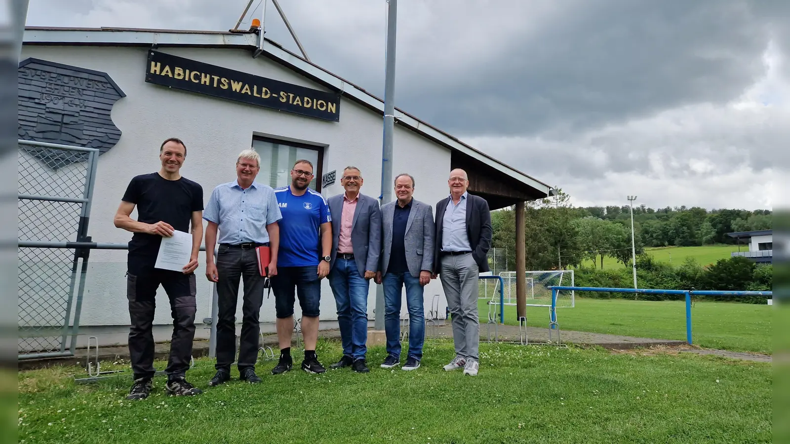 Im Habichtswald-Stadion konnte nun der Förderbescheid für den SV Ehlen übergeben werden (v.l): Oliver Sollbach (Regionalmanager Region Kassel-Land e.V.), Peter Nissen (Leiter Servicezentrum Regionalentwicklung), Andreas Mittelbach (Vorsitzender des SV Ehlen), Landrat Andreas Siebert, Arnim Roß (Vorsitzender Verein Region Kassel-Land e.V.,), Martin Rosowski (Erster Beigeordneter der Gemeinde Habichtswald. (Foto: Landkreis Kassel)