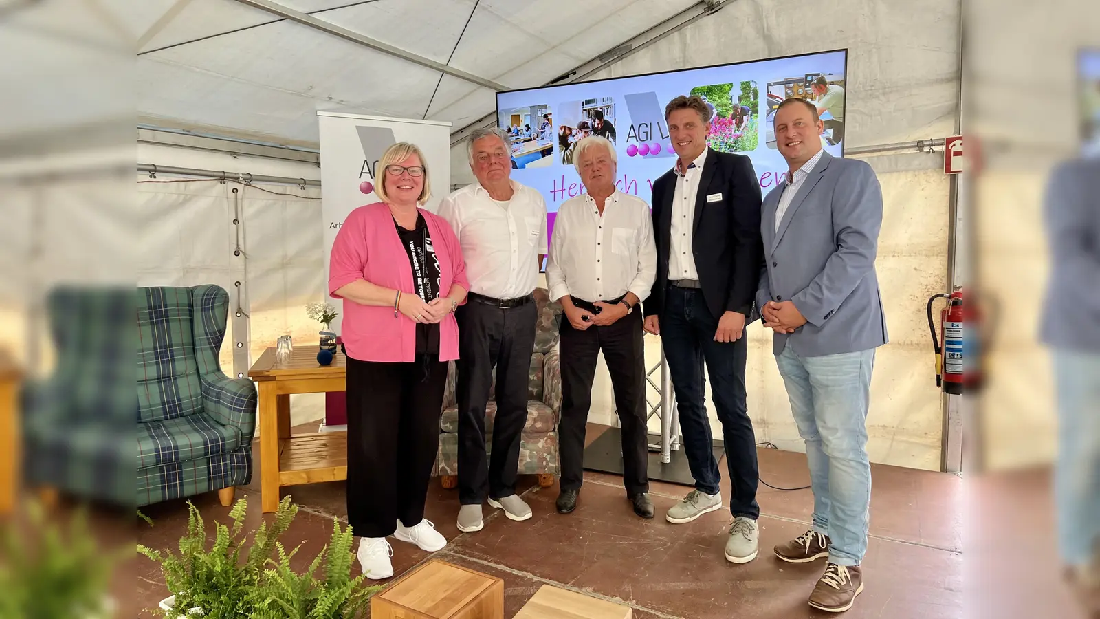 izelandrätin Silke Engler, Udo Umbach (ehemaliger Geschäftsführer von AGiL), Landrad a.D. Udo Schlitzberger, Andre Franke (Geschäftsführer von AGiL) und Stefan Nebenführ (Prokurist von AGiL; v.li.) auf dem Fest zum 30-jährigen Bestehen der Arbeitsförderungsgesellschaft im Landkreis Kassel.  (Foto: Landkreis Kassel)