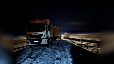 Der Lkw sorgte für eine Vollsperrung. (Foto: Kreispolizeibehörde Höxter)