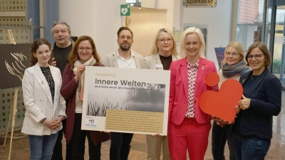 Gemeinsam mit dem Fotograf Peter Bachmann haben die Veranstalter die Ausstellung im Foyer der Sparkasse in Brakel eröffnet: (v.l.n.r.): Anna-Lena Hasenbein (Sozialpsychiatrischer Dienst des Caritasverbandes im Kreis Höxter), Foto-Künstler Peter Bachmann, Sabine Heinemann (Leiterin der Abteilung Gesundheitsvorsorge des Kreises Höxter), Matthias Daniel (EUTB HX), Steffani Schröder-Czornik (Leiterin der Dienste im Caritas-Beratungszentrum Brakel), Viola Wellsow (Filialleiterin Brakel, Sparkasse Paderborn-Detmold-Höxter), Susanne Steinhage (Sozialpsychiatrischer Dienst des Caritasverbandes im Kreis Höxter), Kathrin Jäger (Der Paritätische Wohlfahrtverband).  (Foto: Kreis Höxter)