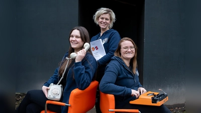 V.l.: Luca Derwig (Doralee), Svenia Koch (Violet) und Vanessa Versen (Judy) spielen in 9 to 5. (Foto: Freilichtbühne Bökendorf)