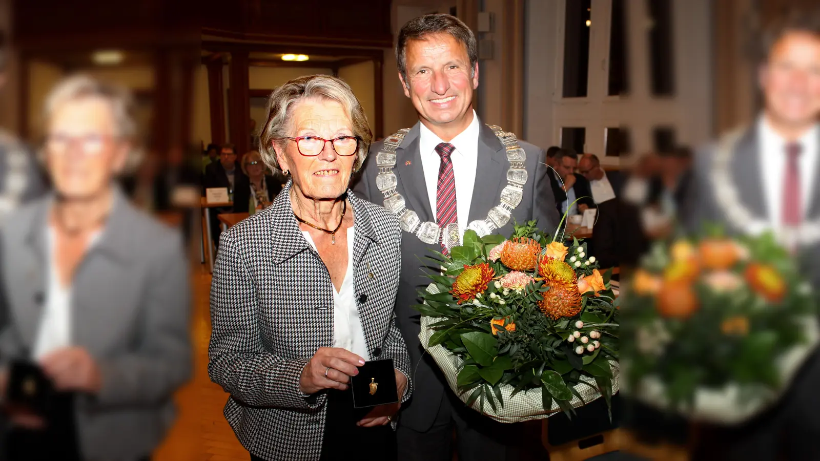 Die ehemalige stellvertretende Landrätin Carola Breker erhält aus den Händen von Landrat Michael Stickeln das Verdienstwappen des Kreises Höxter in Gold. (Foto: Kreis Höxter)