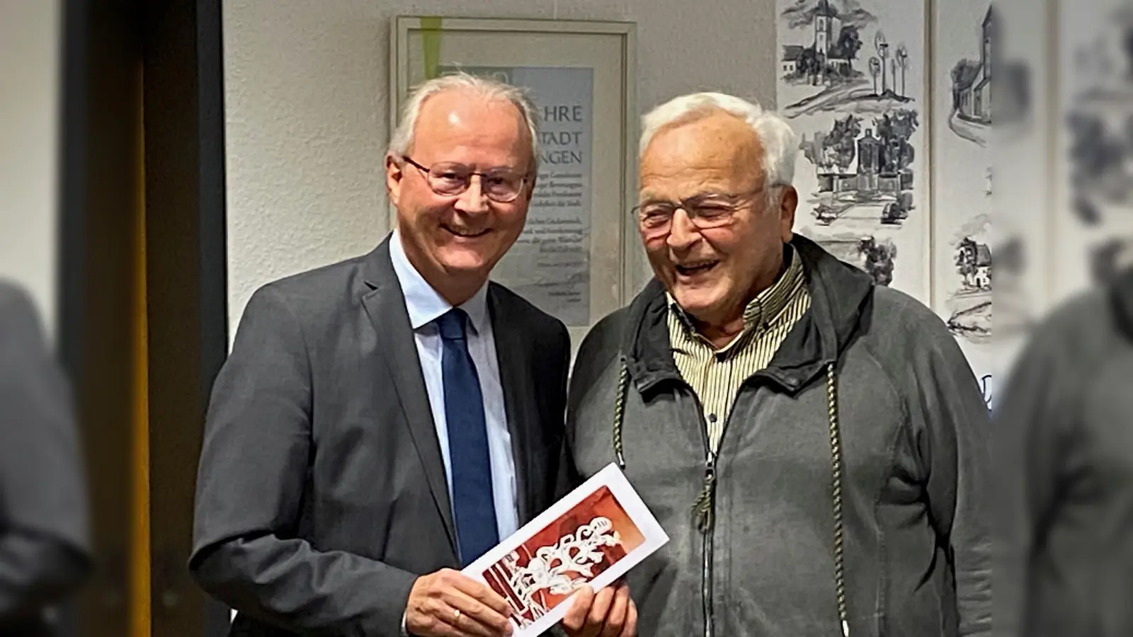 Bürgermeister Hubertus Grimm gratuliert Gisbert Bläsing. (Foto: Stadt Beverungen)