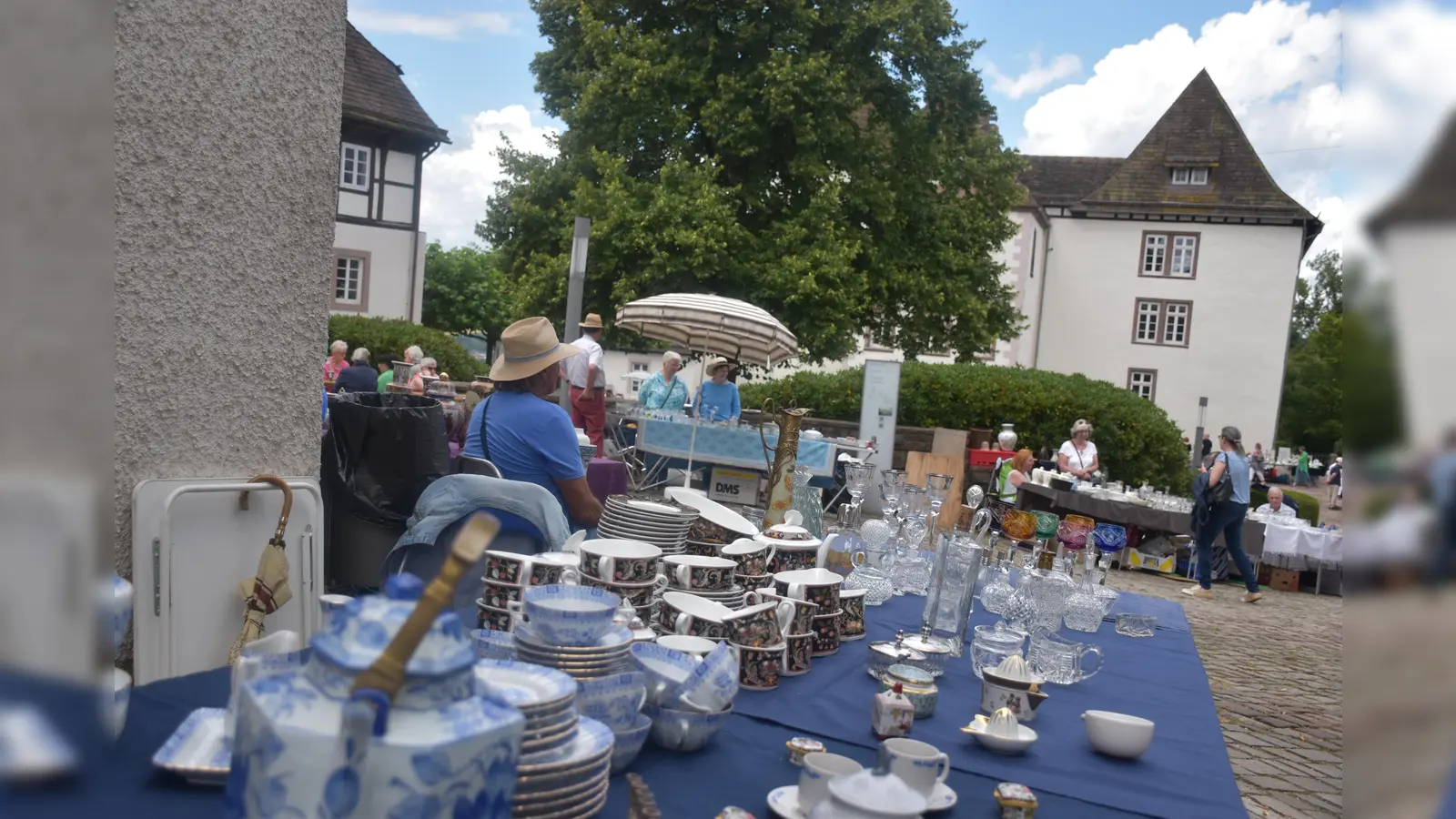 Eindrücke vom Porzellanflohmarkt in Fürstenberg (Foto: Barbara Siebrecht)