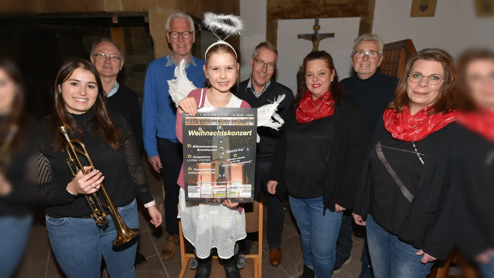 Die Akteure des Benefiz-Konzertes laden ein (v.l.): Michelle Warschun, Chorleiter Johannes Lücking, Heiner Wiemers-Meyer, Engelchen Eleni, Werner Humann, Monique Sandmann, Hans-Hermann Behre und Nicole Timmermann. (Foto: Thomas Kube)