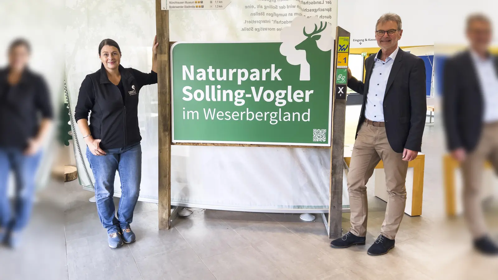 Claudia Wolff, Geschäftsführerin des Naturparks, und Verbandsvorsitzender Ralf Buberti präsentieren eines der neuen Naturparkeingangsschilder. (Foto: Naturpark Solling-Vogler)