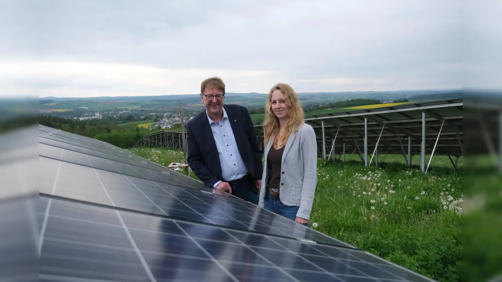 Umweltdezernent Thomas Ackermann und Klimaschutzmanagerin Merle-Theresa Bartling bei den Photovoltaikanlagen am Entsorgungszentrum Kirschenplantage Hofgeismar. Hier erzeugt der Eigenbetrieb Abfallentsorgung auf dem Deponiegelände rund 2,5 Millionen Kilowattstunden Strom pro Jahr. (Foto: Landkreis Kassel)