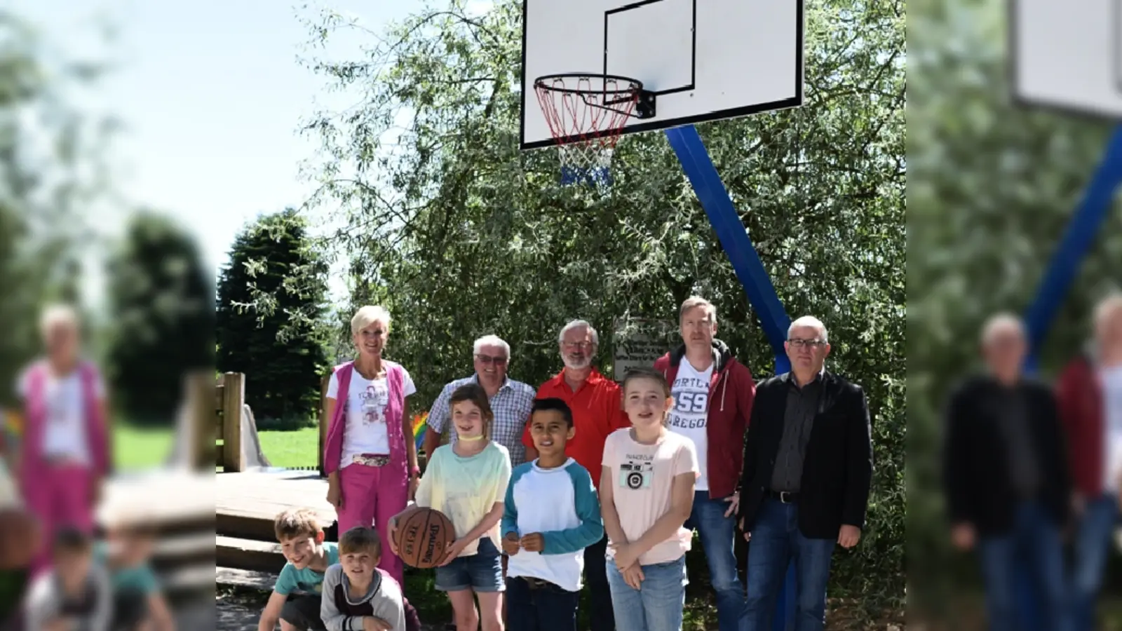 Über die neue Basketball-Anlage freuen sich (v.l.) Barbara Thiemann (Schulleitung), Hubert Specht, Gerd Struck (Ausbildungsleitung i. R., Reitz Ventilatoren), Klaus von Heesen (Vorsitzender Förderverein), Joachim Pöllmann (Geschäftsführung OTB) und die Kinder freuen sich . (Foto: Foto: privat)