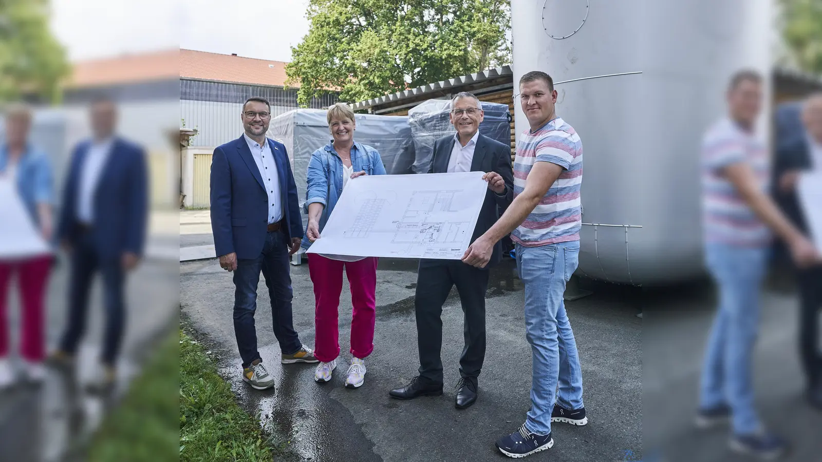 Stellten die Erneuerung der Heizzentrale auf dem Hessencampus in Hofgeismar vor (v.l.): Bürgermeister Torben Busse, Elke Hübel (Immobilienmanagement Landkreis), Landrat Andreas Siebert und Philip Rüddenklau (Immobilienmanagement Landkreis). Im Hintergrund der noch verpackte Heizkessel und ein Teil des Warmwasserspeichers. (Foto: Stefan Bönning)