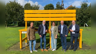 XXL Bank am neuen Standort: (v.l.) : Joshua Marquardt, Heinz Krystofiak (beide Bezirksausschuss Beverungen), Julia Handtke (GFW), Bürgermeister Hubertus Grimm und Michael Stolte (Geschäftsführer GFW) (Foto: Stadt Beverungen)