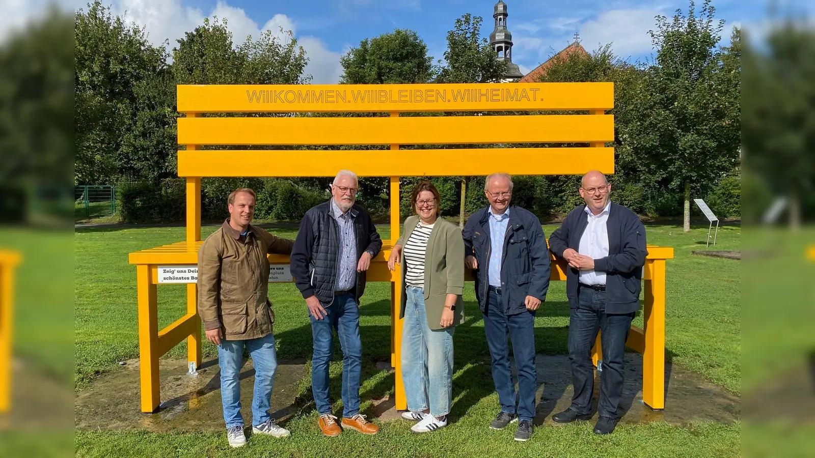 XXL Bank am neuen Standort: (v.l.) : Joshua Marquardt, Heinz Krystofiak (beide Bezirksausschuss Beverungen), Julia Handtke (GFW), Bürgermeister Hubertus Grimm und Michael Stolte (Geschäftsführer GFW) (Foto: Stadt Beverungen)