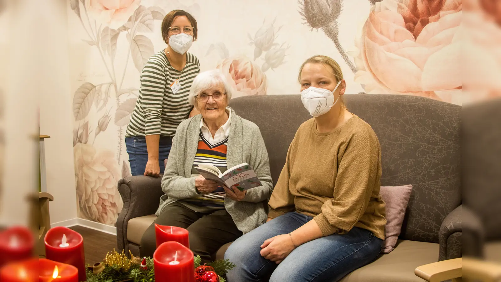 Ursula Huhn besucht die Tagespflege St. Johannes Baptist der KHWE seit einem halben Jahr. Teamkoordinatorin Corina Borgolte (l.) und Betreuungskraft Petra Köster (r.) sorgen dafür, dass die Senioren sich wohlfühlen. (Foto: KHWE)