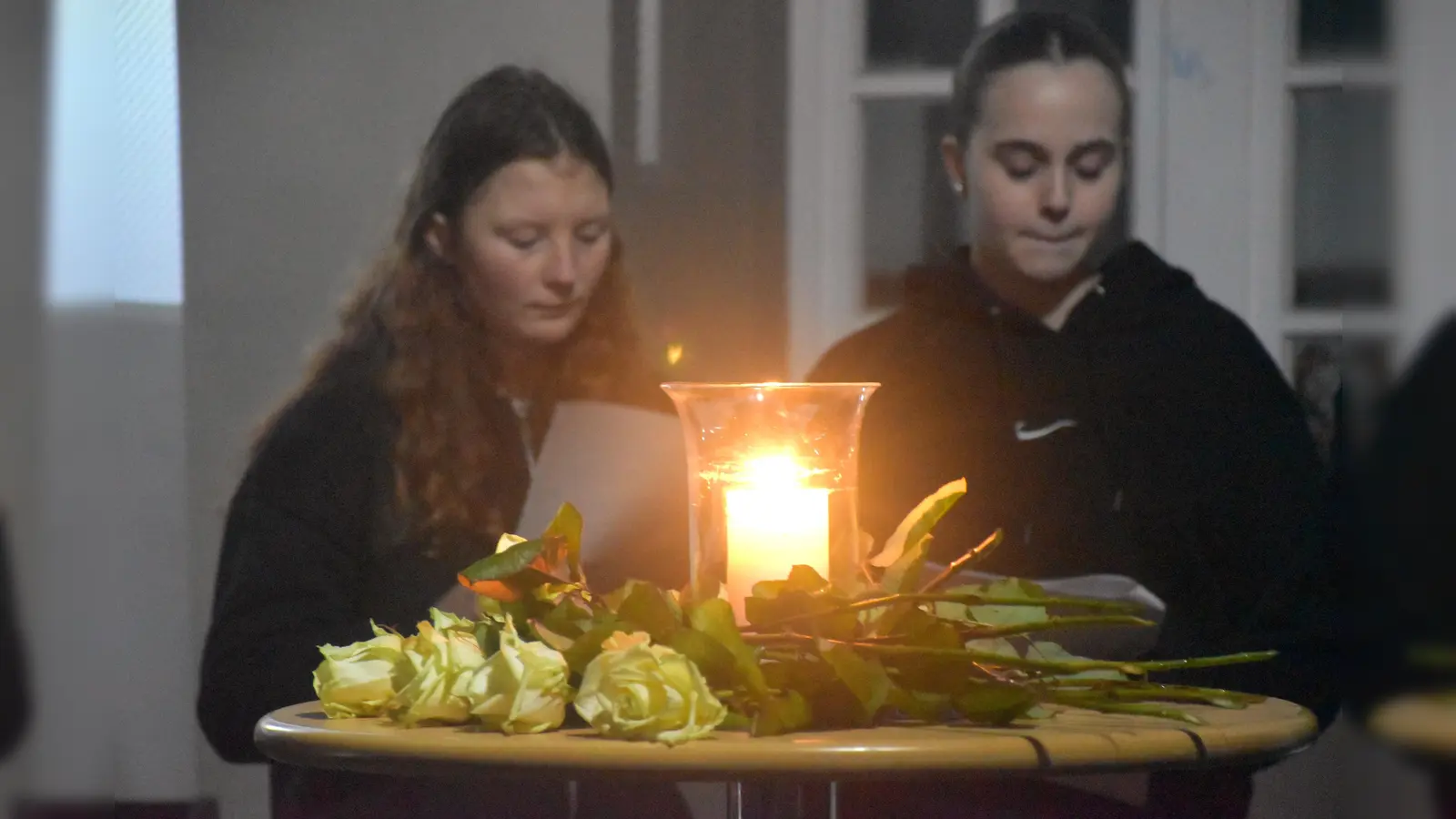 Die Schülerinnen und Schüler verlasen die Namen der Opfer und legten jeweils eine weiße Rose um die Kerze nieder (im Hintergrund: Isabella Wall und Lisa Tabea Schlennstedt)  (Foto: Barbara Siebrecht)