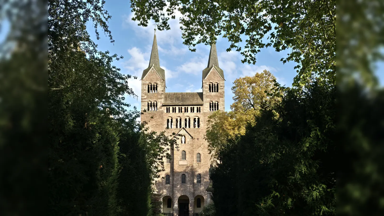 Die Doppelturmfassade des Westwerks ist das Gesicht der Welterbestätte.  (Foto: Kirchengemeinde Corvey)