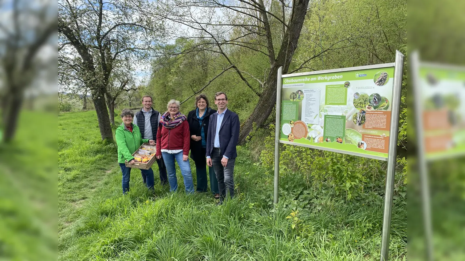 Die Naturführerinnen Marie-Luise Eickmeier-Ehrlich (links), Maria-Theresia Herbold (3.v.l.) und Christiane Sasse (4.v.l.) freuen sich mit Touristiker Lucas Lambracht (2.v.l.) und Bürgermeister Tobias Scherf (r.) über die gut gelungene Infotafel am Werkgraben. (Foto: Julia Sürder)