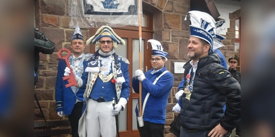 Samtgemeindebürgermeister Tino Wenkel (rechts) übergab den Rathausschlüssel an den Carnevalsverein. (Foto: Barbara Siebrecht)