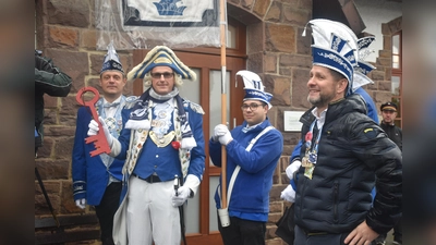 Samtgemeindebürgermeister Tino Wenkel (rechts) übergab den Rathausschlüssel an den Carnevalsverein. (Foto: Barbara Siebrecht)