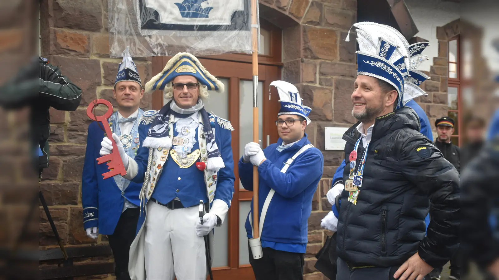 Samtgemeindebürgermeister Tino Wenkel (rechts) übergab den Rathausschlüssel an den Carnevalsverein. (Foto: Barbara Siebrecht)