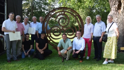 Eröffnung des Jubiläumswochenendes im Kurpark „Am Kaiserbrunnen“ (v.l. stehend): Markus Gerdes und Josef Weber (Gehrden), Stadtheimatpfleger Alfons Jochmaring, Ewald Hanisch und Daniel Schmereim (Bellersen), Viola Wellsow (Filialleitung Sparkasse), Bürgermeister Hermann Temme und Stellvertreterin Jutta Robrecht sowie (kniend v.l.) Louis Graf von der Asseburg, Künstler Hans Kordes, Stadtförster Harald Gläser und Alexander Kleinschmidt (Allgemeiner Vertreter des Bürgermeisters). (Foto: Marc Otto)