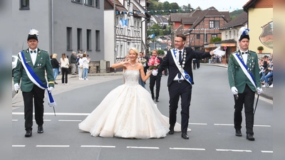 Das Königspaar Judith und Alexander Mikus führte den Festzug an. (Foto: Peter Vössing)