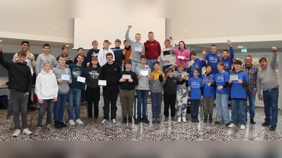 Die Sieger der Robotik-Kreismeisterschaften trafen sich in der Gesamtschule Brakel zur Preisübergabe. (Foto: Gesamtschule Brakel)