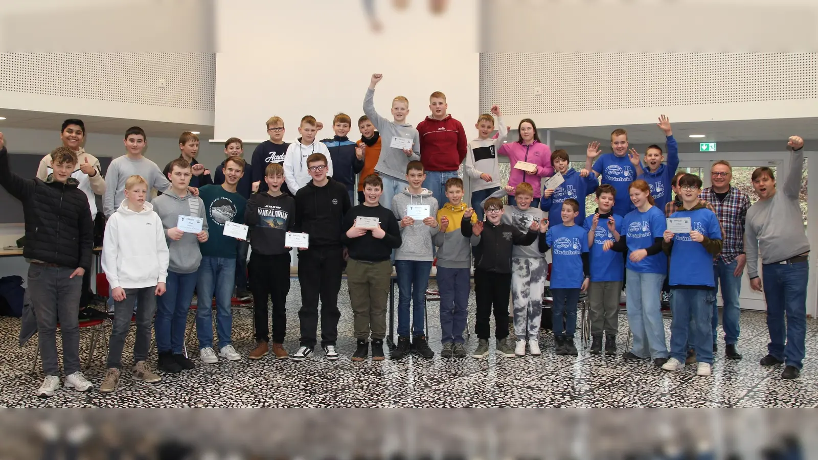 Die Sieger der Robotik-Kreismeisterschaften trafen sich in der Gesamtschule Brakel zur Preisübergabe. (Foto: Gesamtschule Brakel)