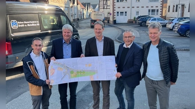 Die Ortsdurchfahrt in Helmarshausen wird saniert: (v.l.) Bürgermeister Marcus Dittrich, Ptere Nissen, Leiter des Servicezentrums Regionalentwicklung, Planer Dirk Koch, Ingenieurbüro Oppermann, Landrat Andreas Siebert und Karsten Krohne, zuständig für die Kreisstraßen im Landkreis Kassel. (Foto: Landkreis Kassel)