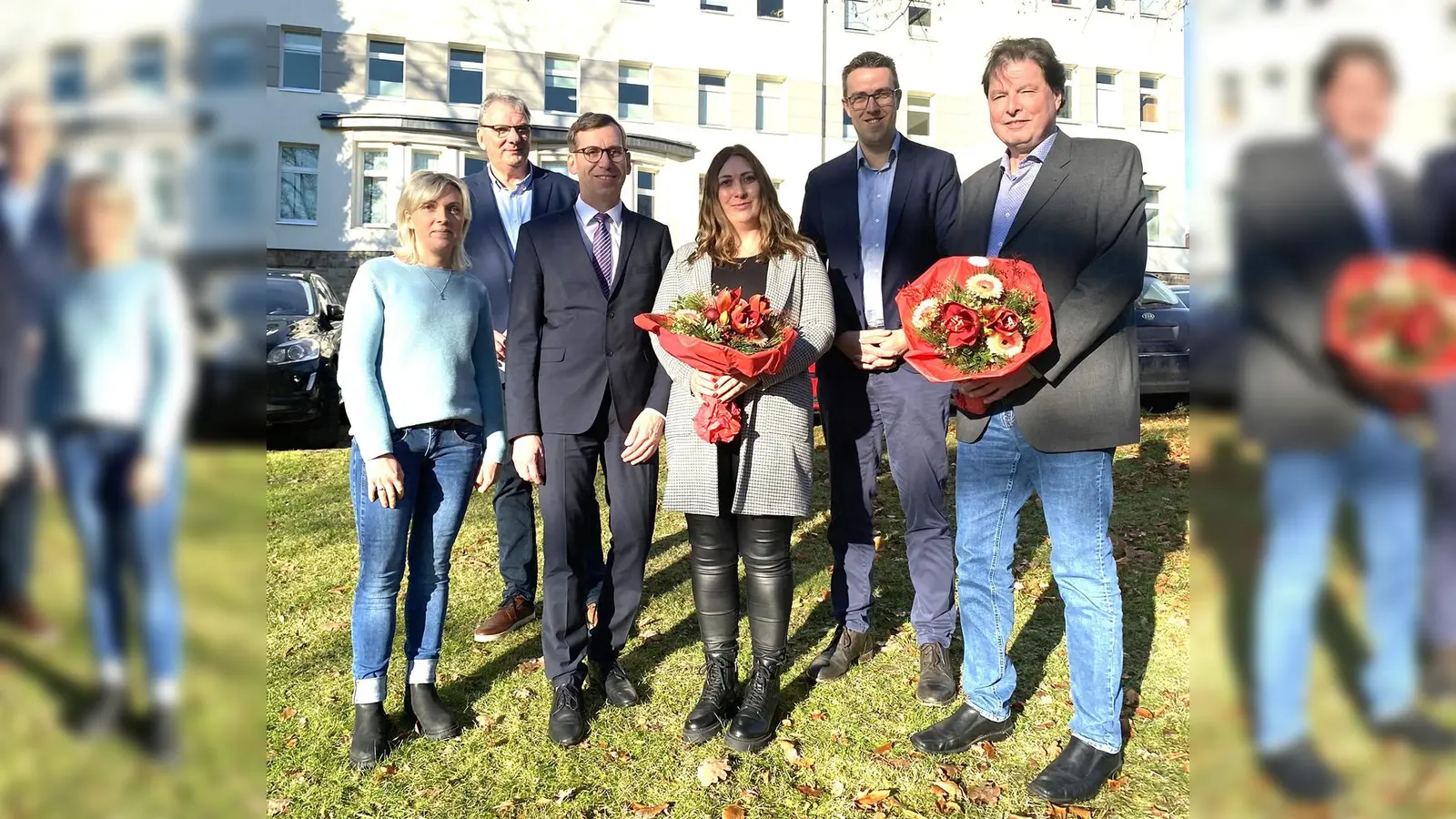 Mit besten Wünschen für den neuen Lebensabschnitt und dem neuen Team eine glückliche Hand: (v.l.) Katharina Rößling (Vertreterin des Personalrats), Wolfgang Voss (Leitung Ordnungsamt), Bürgermeister Tobias Scherf, Viktoria Baacke (stellv. Leitung Ordnungsamt), Andreas Niggemeyer (1. Beigeordneter) und Andreas Scholle.  (Foto: Stadt Warburg)