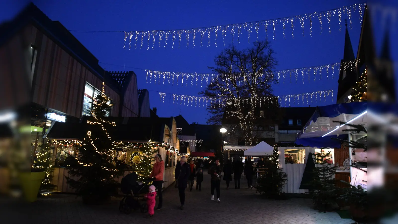 Wird es adventlich, darf auch die festliche Beleuchtung des Marktplatzes nicht fehlen. (Foto: Marc Otto)