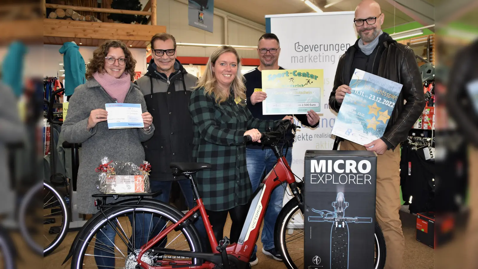 Verena Hoppe, Rembert Stiewe, Melanie Vieth, Daniel Lange, und Sebastian Kübler präsentieren die Hauptpreise des Weihnachtsspiels.  (Foto: Barbara Siebrecht)