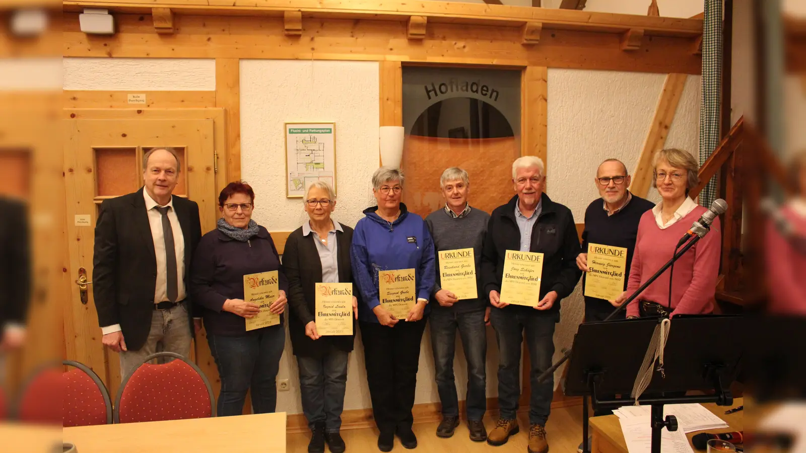 Ehrenmitglieder (v.l.): Holger Klages (1. Vorsitzender), Angelika Meier, Ingrid Laula, Siegrid Grebe, Reinhard Garbe, Jörg Schäfer, Herwig Jürgens, Sabine Krebs (Schriftführerin). (Foto: privat)