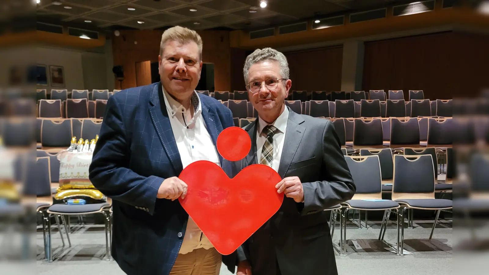 Michael Knipping (l.), Regionalleiter der Sparkasse in Beverungen, und Schulleiter Benedikt Marpert. (Foto: privat)