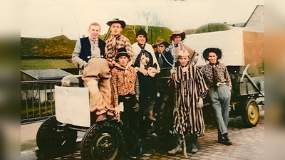 Die Lauenförder Jahrmarktburschen vor 70 Jahren.  (Foto: Archiv Heimatverein Lauenförde )