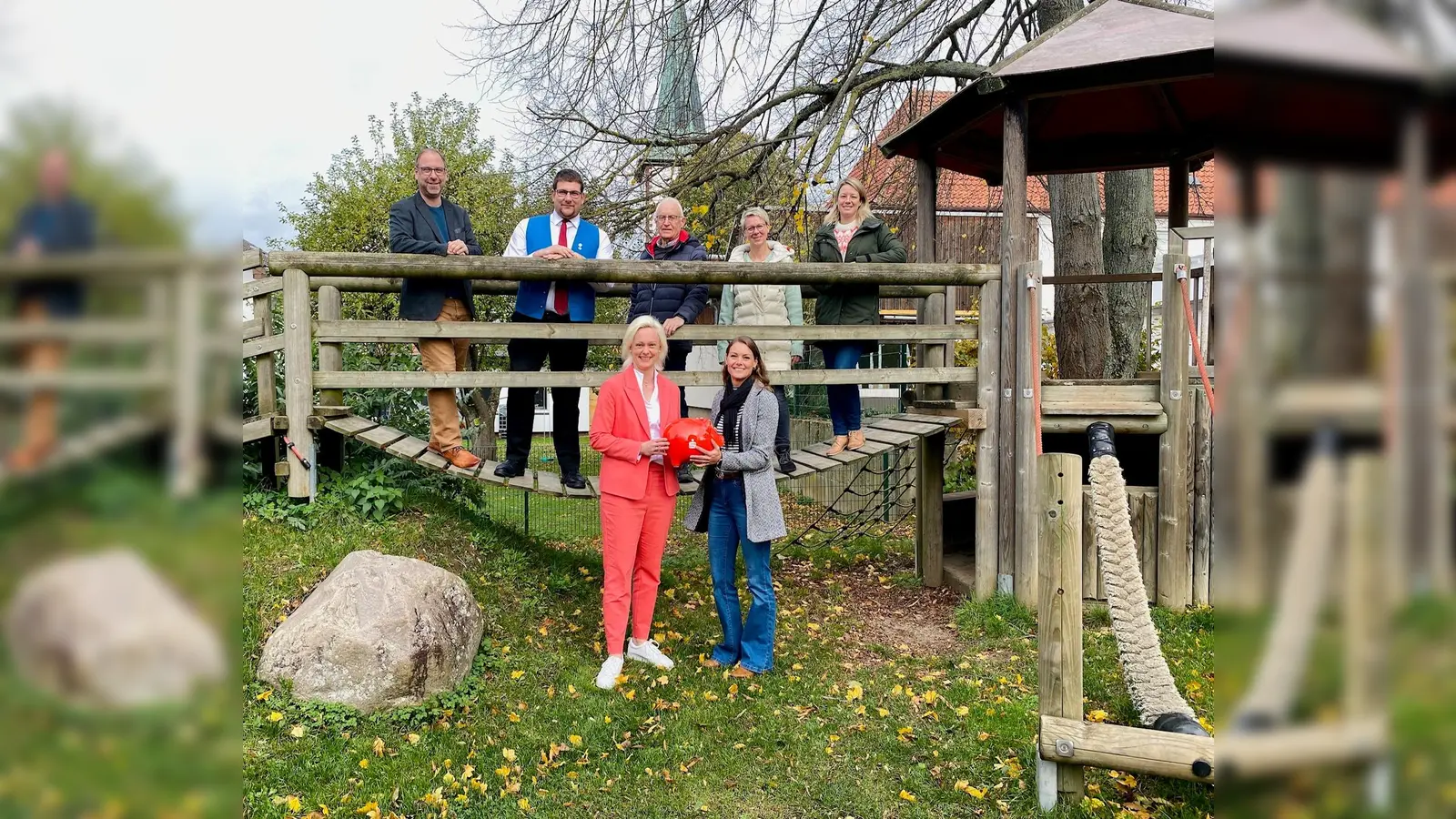 (v.l.) Alexander Böker (ehemaliger Kassierer des Fördervereins), Michael Breker (Vorstandsmitglied Blaskapelle), Karl-Heinz Montino (Teammitglied der Bücherei), Nicola Auge (Leiterin Kindergarten St. Raphael), Carolin Pöppe (Vorstandsmitglied des Fördervereins), vorne.: Viola Wellsow (Sparkasse Paderborn-Detmold-Höxter, links) und Benedicta Rampe (Vorsitzende des Fördervereins). (Foto: privat)