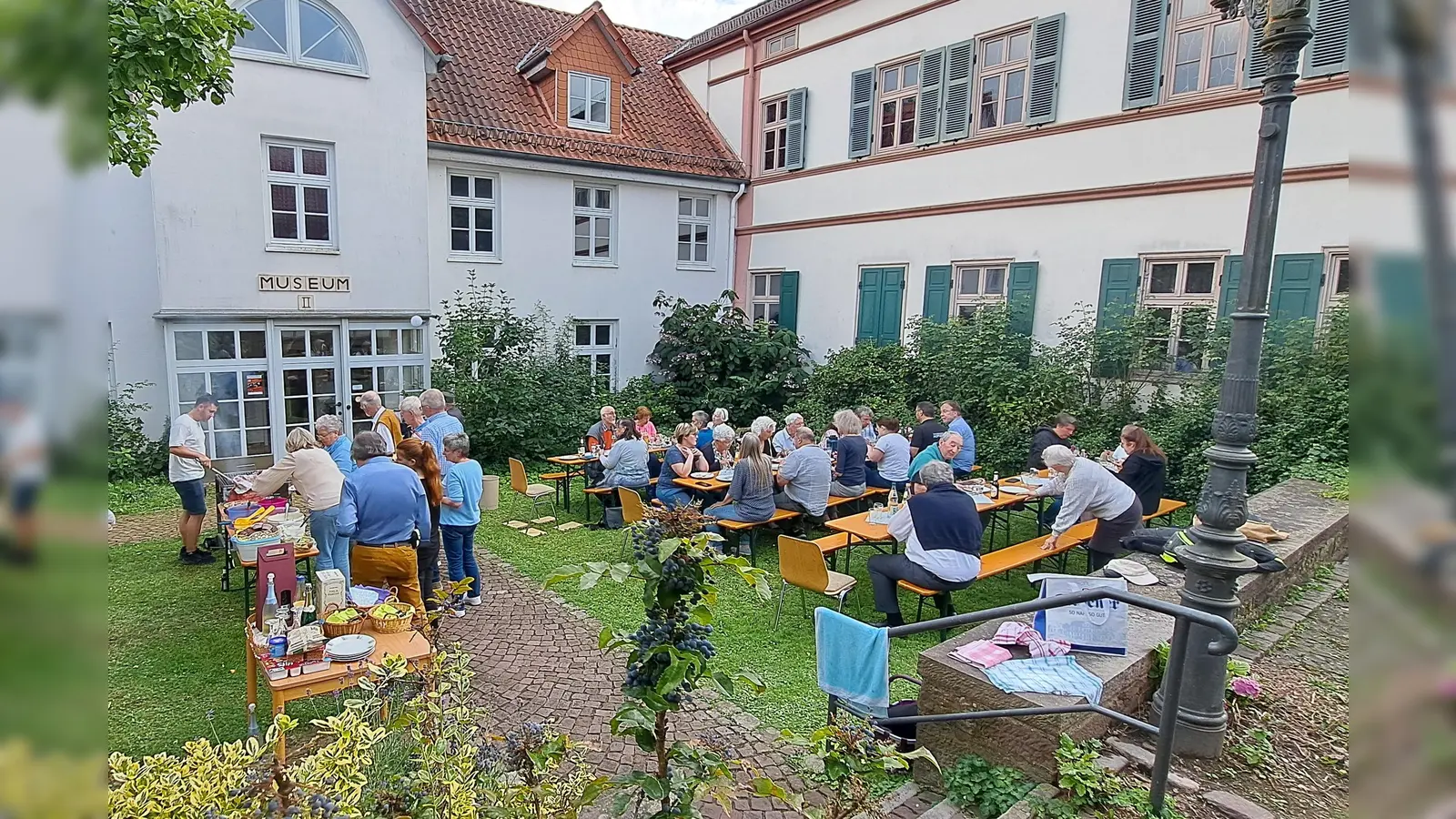 Im idyllischen Museumshof verbrachte das Museumsteam einige schöne Stunden.<br> (Foto: Stadt Hofgeismar)