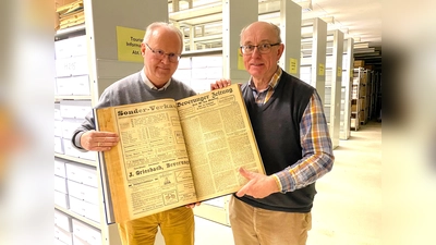 Bürgermeister Hubertus Grimm(links) und Stadtheimatpfleger Christoph Reichardt präsentieren im Stadtarchiv die Beverunger Zeitung. (Foto:  privat)