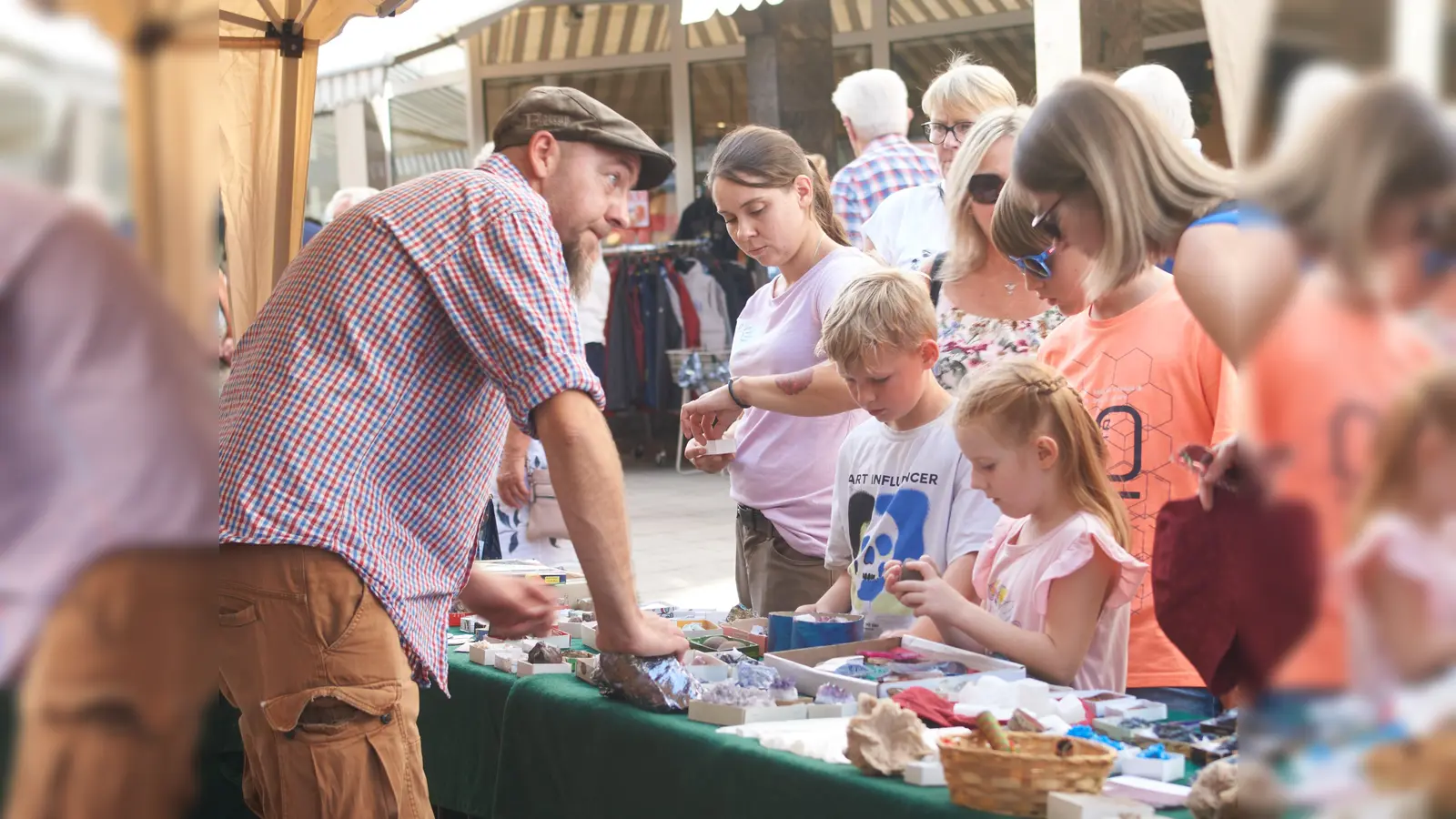 An etwa 25 Marktständen erwartete die Besucher des Apfelfestes ein breites Angebot, von leckeren Apfelvariationen bis hin zu Kunsthandwerk. (Foto: Stefan Bönning)