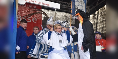 Auswiegen der Prinzessin in Kamelle.  (Foto: Barbara Siebrecht)