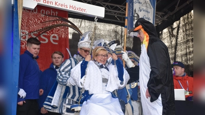 Auswiegen der Prinzessin in Kamelle.  (Foto: Barbara Siebrecht)