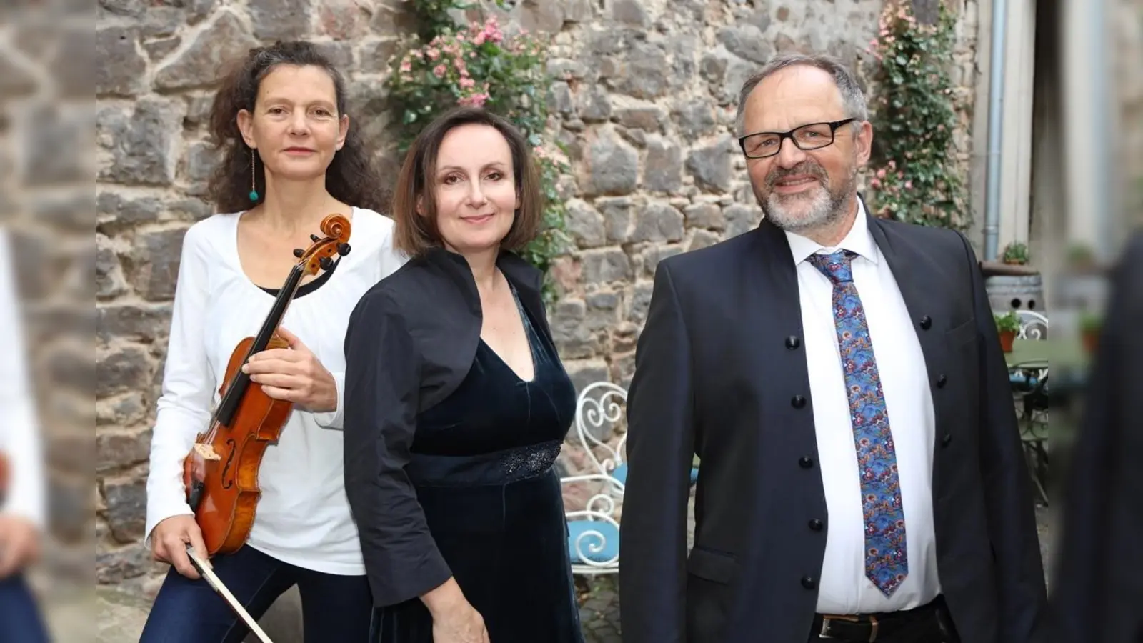 V.l.: Susanne Herrmann, Julia Reingardt und Hans-Christian Richter sind im Landgrafensaal zu Gast. (Foto: Nelli Stürmer)