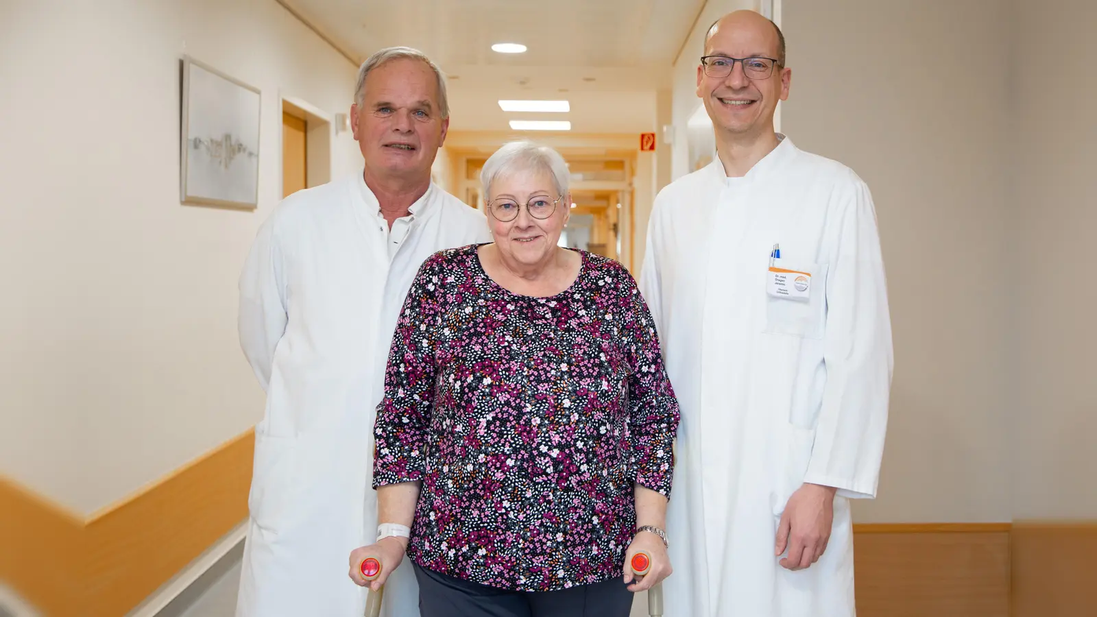 In der Klinik für Orthopädie am St. Vincenz Hospital der KHWE wurde die 1500. Prothese eingesetzt (v.l.): Ärztlicher Direktor Prof. Dr. Rolf Haaker, Brigitte Brinkmeier und Chefarzt Dr. Dragan Jeremic. (Foto: KHWE)