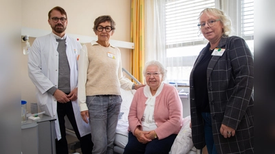 Im St. Ansgar Krankenhaus der KHWE werden jährlich rund 800 Schlaganfall-Patienten behandelt. Die Schlaganfall-Lotsen unterstützen Betroffene und ihre Angehörigen nach dem Krankenhausaufenthalt. (von links): Chefarzt Prof. Dr. Mark Obermann, Schlaganfall-Lotsin Irmhild Schmidt, Irene Groppe und Schlaganfall-Lotsin Angela Winzmann. (Foto: KHWE)