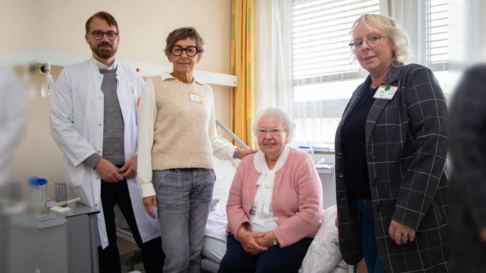 Im St. Ansgar Krankenhaus der KHWE werden jährlich rund 800 Schlaganfall-Patienten behandelt. Die Schlaganfall-Lotsen unterstützen Betroffene und ihre Angehörigen nach dem Krankenhausaufenthalt. (von links): Chefarzt Prof. Dr. Mark Obermann, Schlaganfall-Lotsin Irmhild Schmidt, Irene Groppe und Schlaganfall-Lotsin Angela Winzmann. (Foto: KHWE)