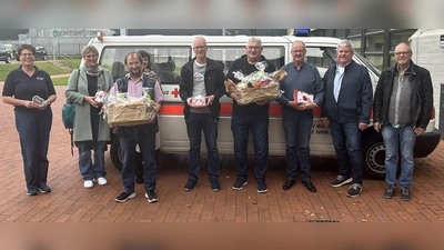 (v.l.) Annemarie Papenkordt, Annika Klenke, Elke Schmitz, Werner Bassani, Walter Strathaus, Heinz-Jürgen Scholz, Mario Rose, Peter Jürgen Lund, Günter Kohaupt. (Foto: DRK)