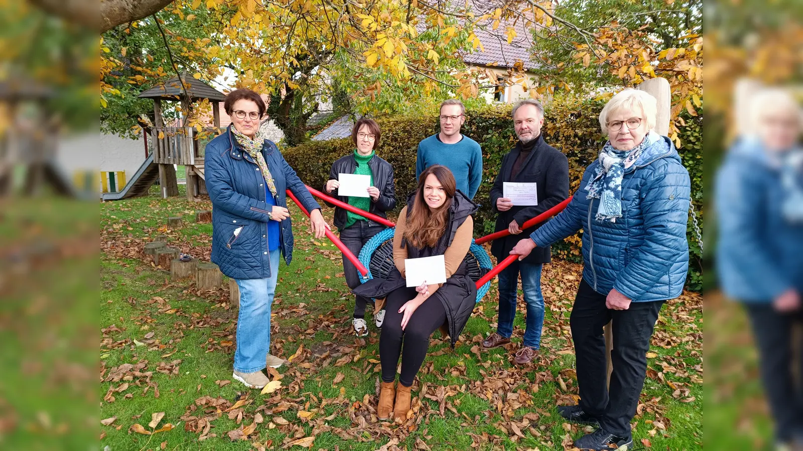 Spendenübergabe auf dem herbstlichen Kita-Spielplatz: Cornelia Vogl (v.l.), Barbara Groppe, Benedikt Hasse, Daniela Saggel, Heiner Reitemeyer und Rita Dierkes freuen sich, dass der Überschuss des Nostalgie-Schultreffens den beiden Orten Tietelsen und Rothe zu Gute kommt.  (Foto: privat)