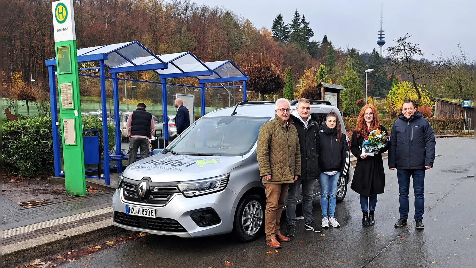 Freuen sich über den Erfolgskurs des Holibri Willebadessen (v.l.): Bürgermeister Norbert Hofnagel, Marc Heinemann und Jasmin Wild (beide Heinemann Personenbeförderung), Holibri-Fahrgast Leann Darlay und Marcus Klugmann (nph). (Foto: nph)